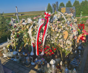 Krystian zginął na motocyklu w Wietlinie. Jego grób tonie w morzu kwiatów[ZDJĘCIA]