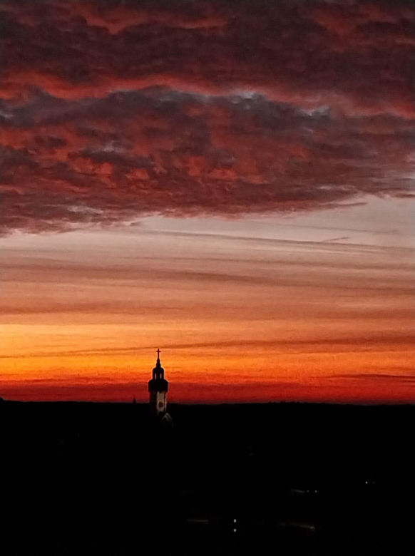 Ognisty wschód słońca w Świętokrzyskiem