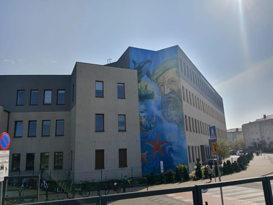 Mural z Aleksandrem Dobą na ścianie Morskiej Szkoły Podstawowej na gdańskim Ujeścisku