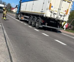 Tragiczny wypadek na DW 811 w Nowych Hołowczycach. Kierowca busa potrącił pieszą