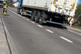 Tragiczny wypadek na DW 811 w Nowych Hołowczycach. Kierowca busa potrącił pieszą