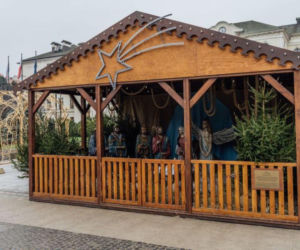 Bożonarodzeniowa szopka zrobiona przez bydgoskich uczniów stanęła na Starym Rynku. Młodzi artyści ozdobili też ratuszową choinkę