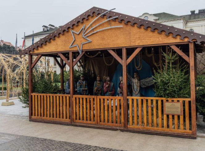 Bożonarodzeniowa szopka zrobiona przez bydgoskich uczniów stanęła na Starym Rynku. Młodzi artyści ozdobili też ratuszową choinkę