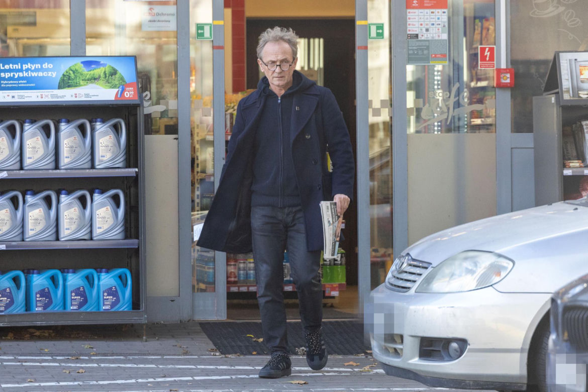 Andrzej Chyra obcine paznokcie na stacji