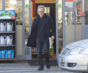 Andrzej Chyra obcine paznokcie na stacji
