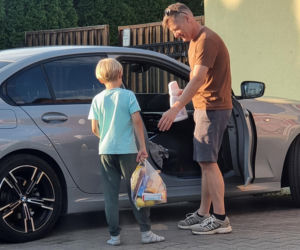 Marcin Mroczek bawi się samolotem