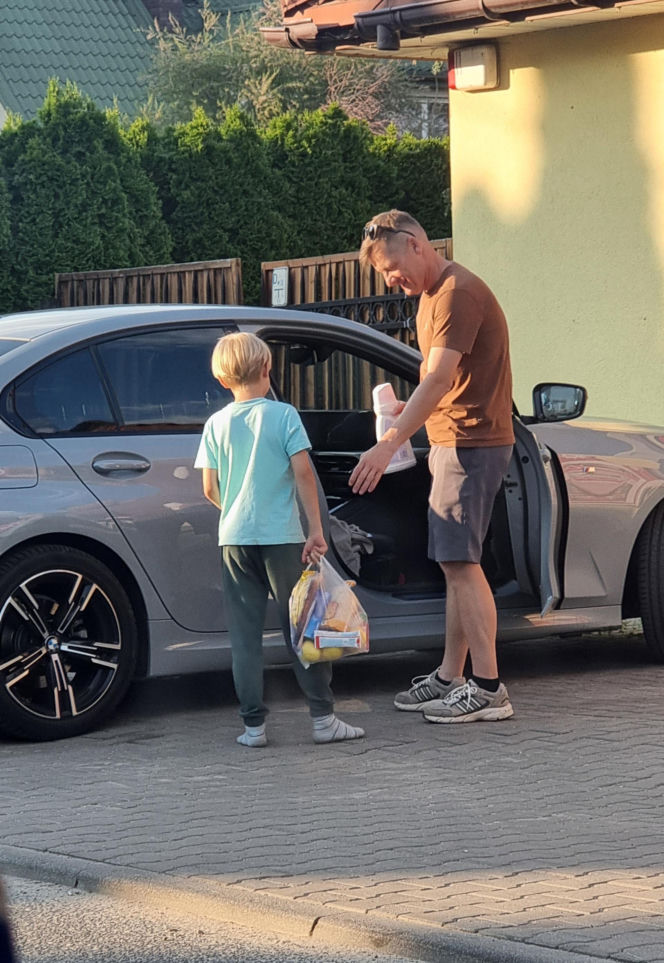 Marcin Mroczek bawi się samolotem