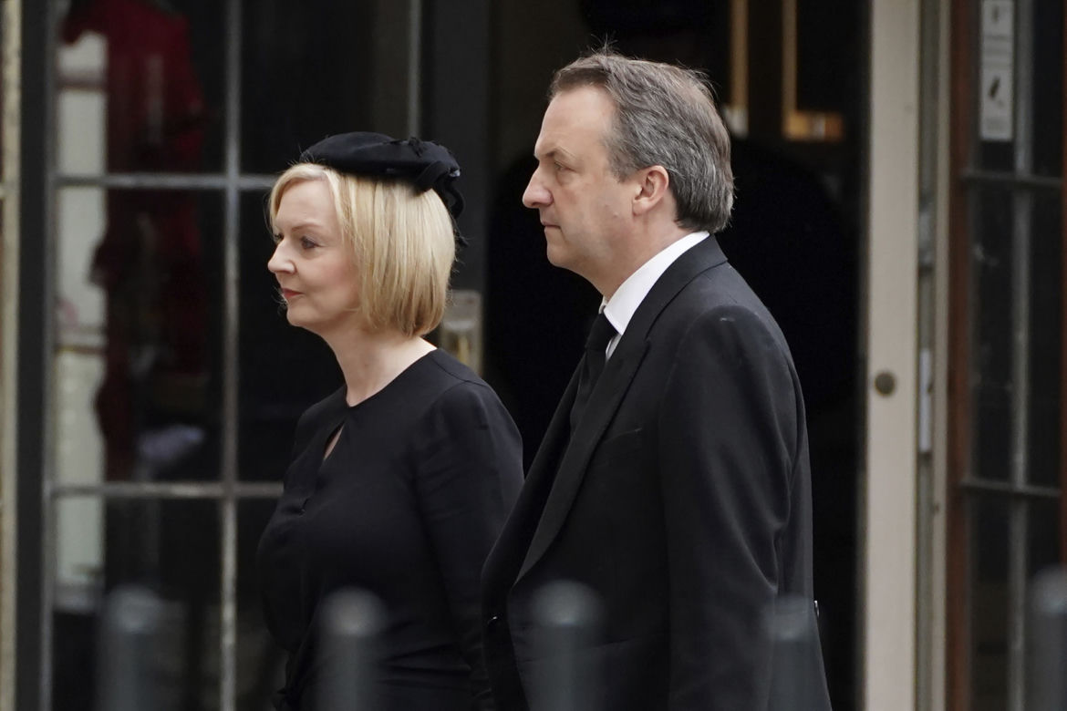 Łzy poddanych i trumna zmierzająca do Westminsteru