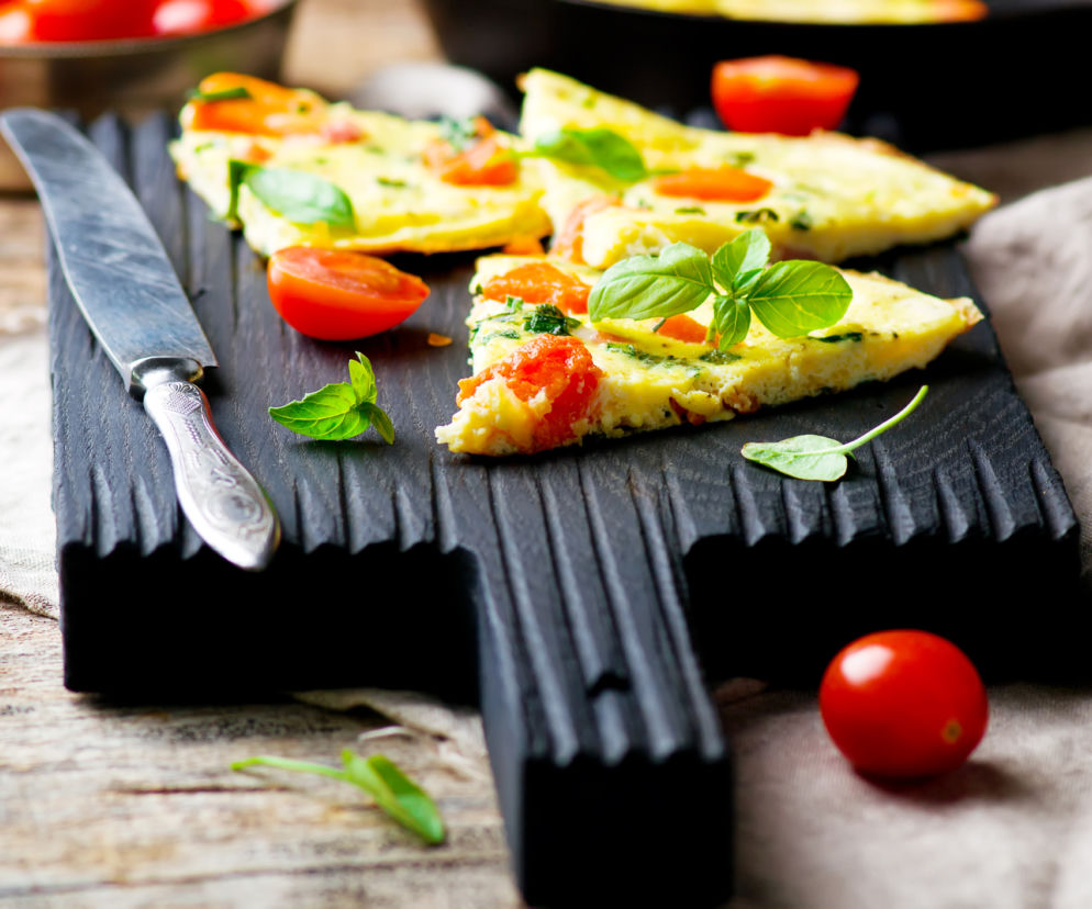 Frittata a la caprese z mozzarellą, pomidorami i bazylią: pomysł na pyszne śniadanie