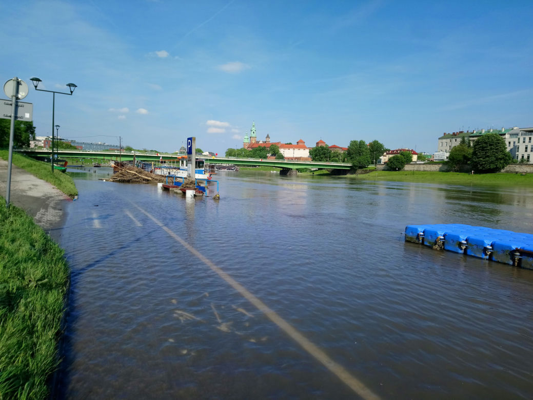Kraków: Syf, smród i tony śmieci. Tak wyglądają bulwary wiślane po powodzi
