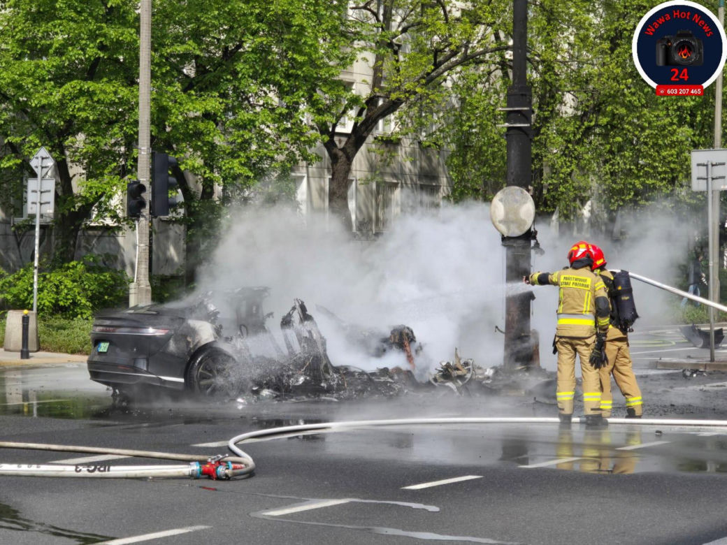 Autem elektrycznym huknął w słup, pojazdstanął w ogniu