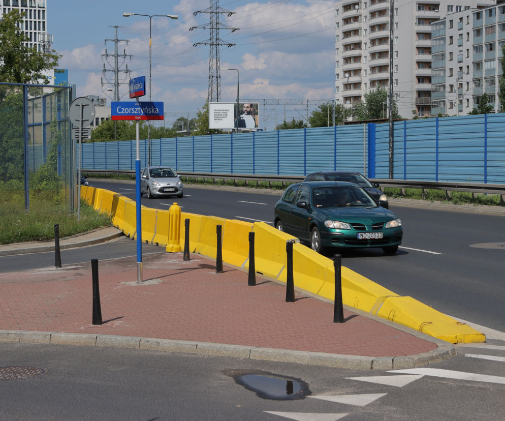 Zamknęli zjazd na osiedle. Mieszkańcy są wściekli