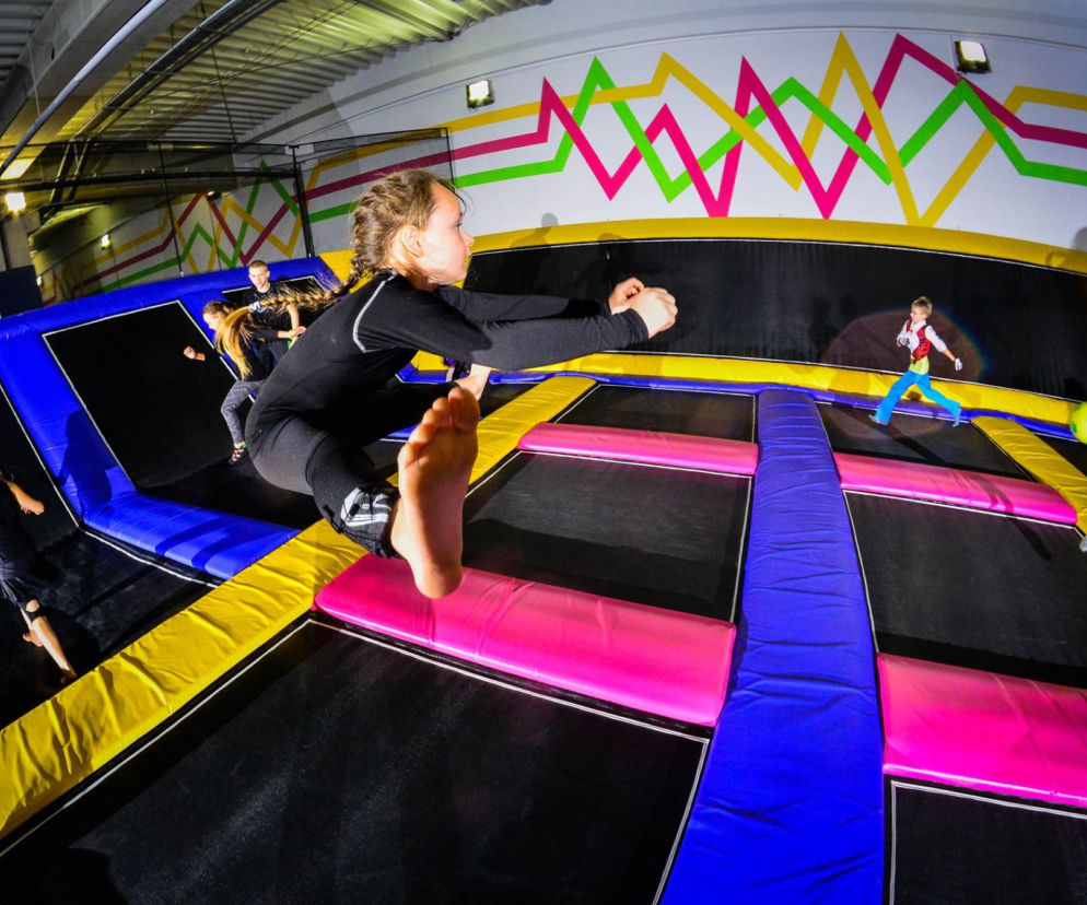 Przekonaj się, ile frajdy może dać Ci zabawa na trampolinach!