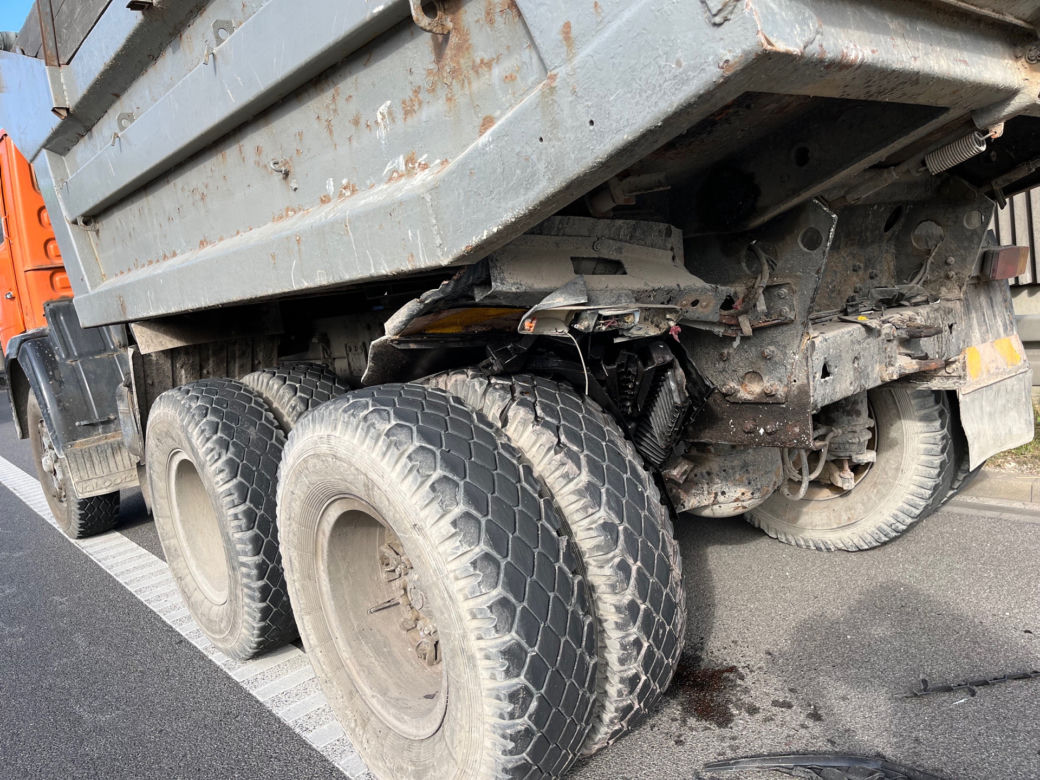 Wypadek na S8 w Wolicy. Kierowca samochodu dostawczego został zakleszczony w kabinie swojego pojazdu