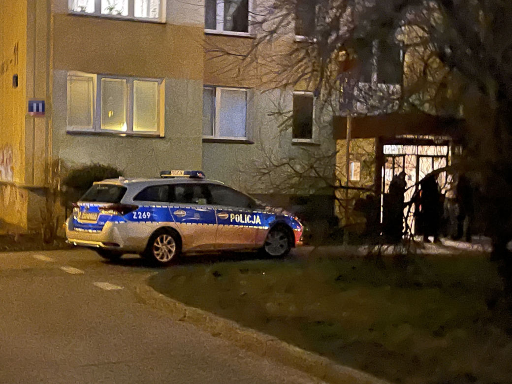 Sąsiedzi znaleźli zwłoki. Tragedia w bloku na Bemowie