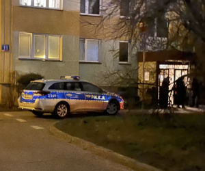 Sąsiedzi znaleźli zwłoki. Tragedia w bloku na Bemowie