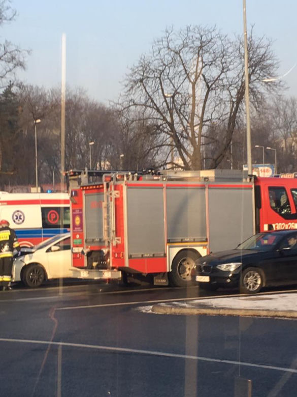 Groźna kolizja na rondzie Matecznego [ZDJĘCIA]
