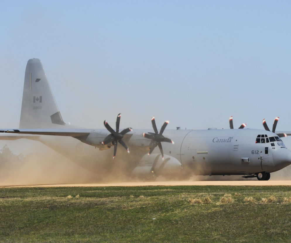Kanadyjski samolot wojskowy Hercules z napisem Canada wzbija pył na pasie. O MSPO 2026 przeczytasz na SE Portal Obronny.
