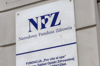 Kwoty zwrotów z NFZ na rękę są wysokie. Tabela daje sporo do myślenia