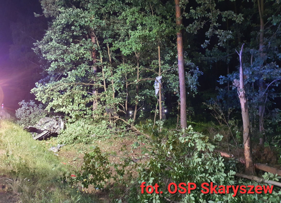 Potworny wypadek pod Radomiem! Kierowca wypadł z audi, które ścięło kilka drzew [ZDJĘCIA]