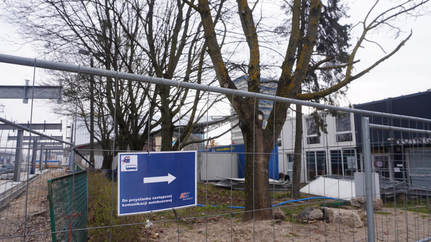 Dworzec Olsztyn Główny coraz bliżej. Postępują prace przy budynku oraz na peronach