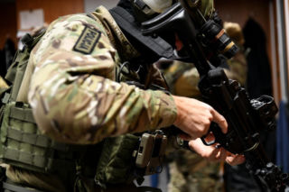 Policja rozbiła grupę handlującą narkotykami. Zatrzymano 12 osób