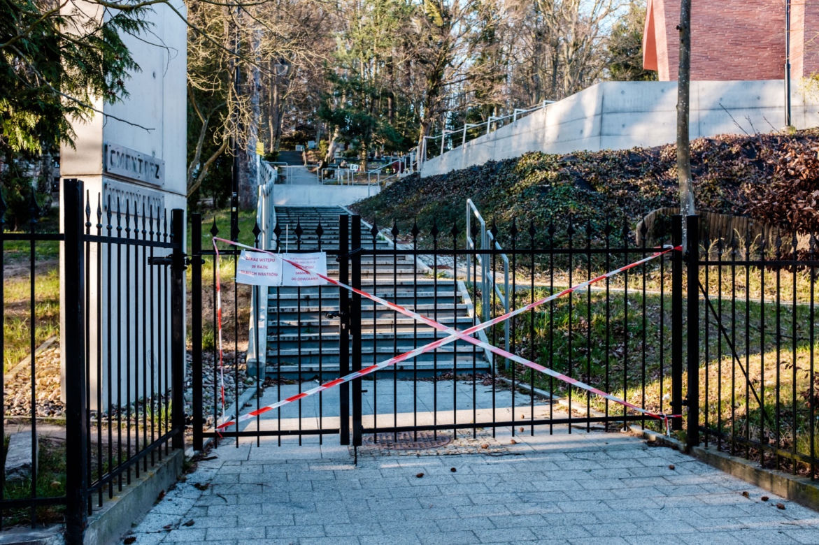 Koronawirus w Trójmieście. Zamiast po parku, plaży czy lesie ludzie spacerują po cmentarzach