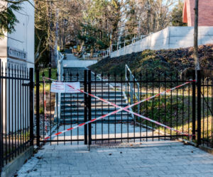 Koronawirus w Trójmieście. Zamiast po parku, plaży czy lesie ludzie spacerują po cmentarzach