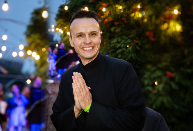 Najpierw konto na OnlyFans, a teraz to. Ksiądz z osiedla znowu szokuje