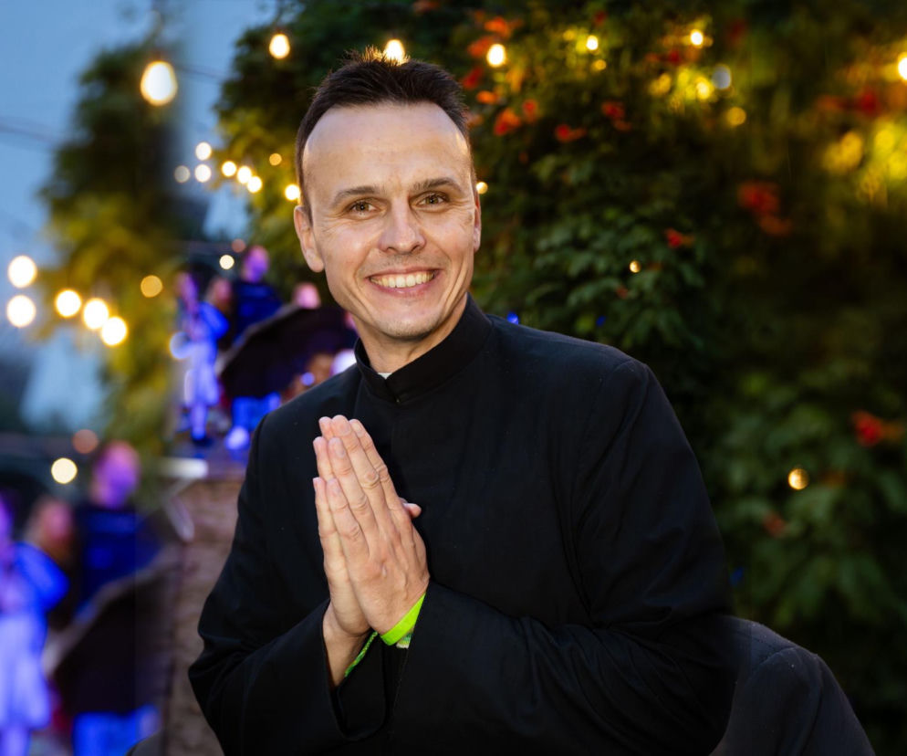 Najpierw konto na OnlyFans, a teraz to. Ksiądz z osiedla znowu szokuje