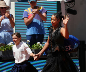 Naomi Osaka szokuje strojem na Roland Garros