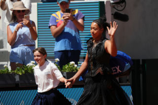 Naomi Osaka szokuje strojem na Roland Garros