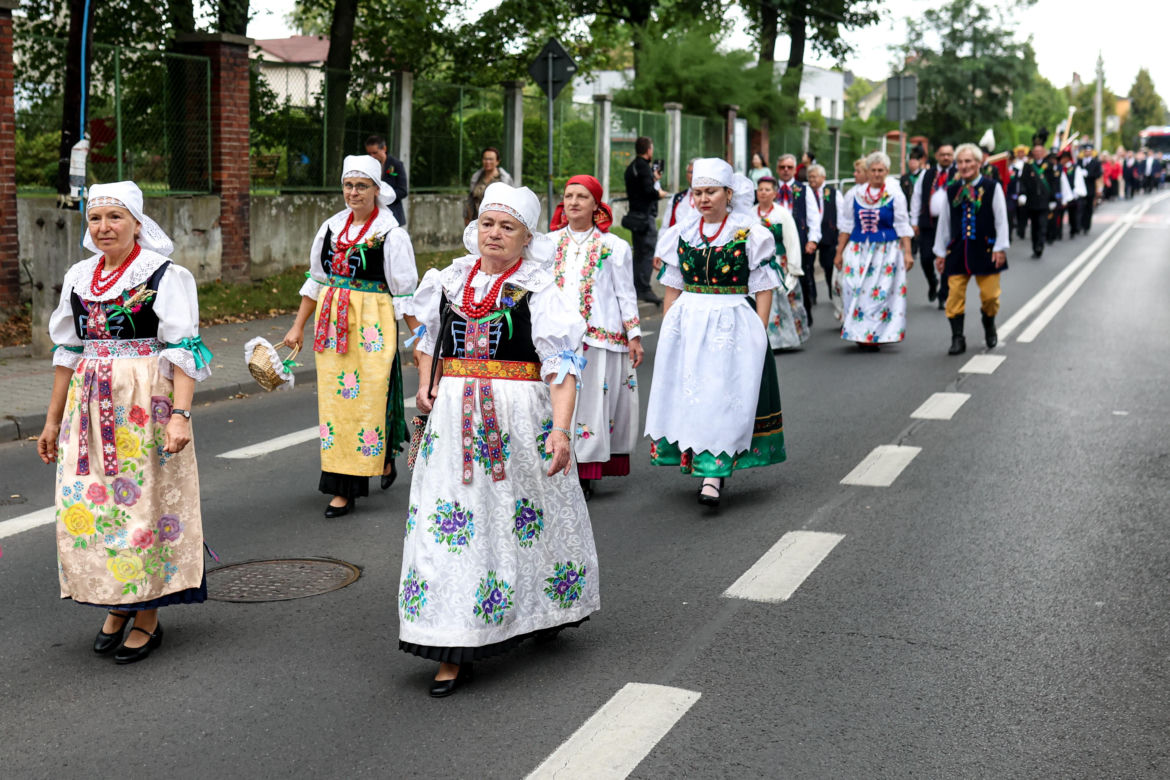 Korowód dożynkowy w Kostuchnie