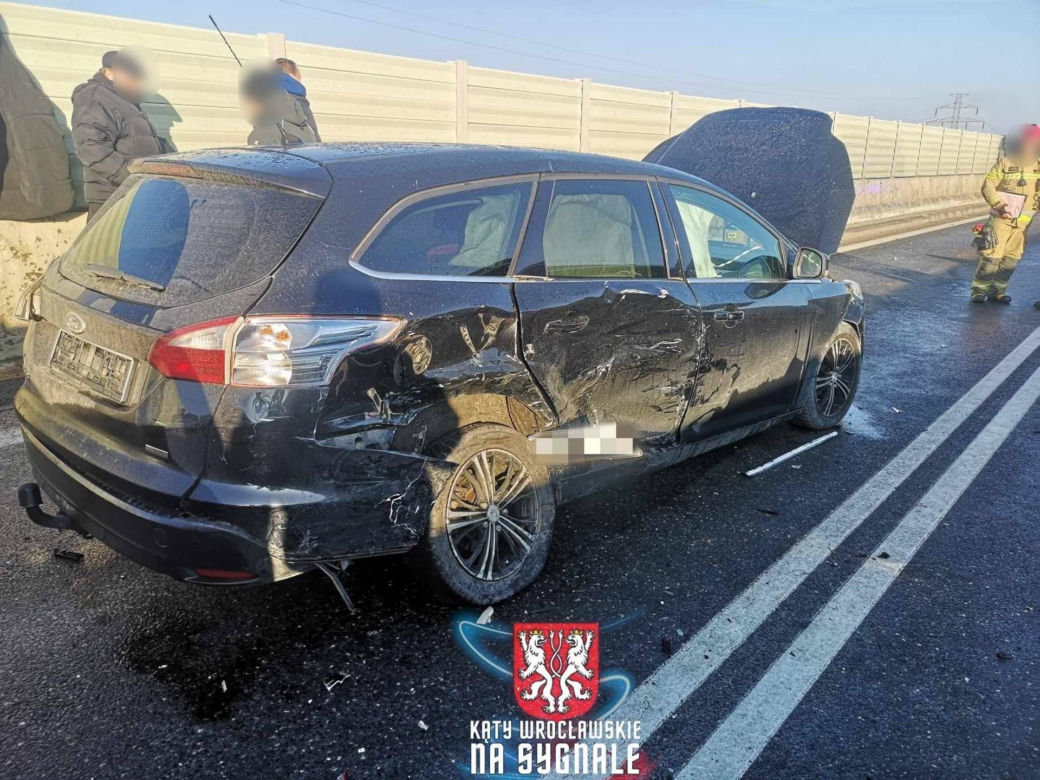 Strażacy chcieli pomóc przy wypadku. Wtedy w jednego z nich wjechał samochód