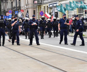 Katowice: Policjanci wśród nacjonalistów. Tajemnicza akcja służb na marszu! 