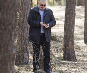 Karol Karski w lesie