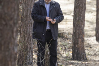 Karol Karski w lesie