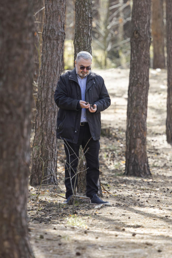 Karol Karski w lesie