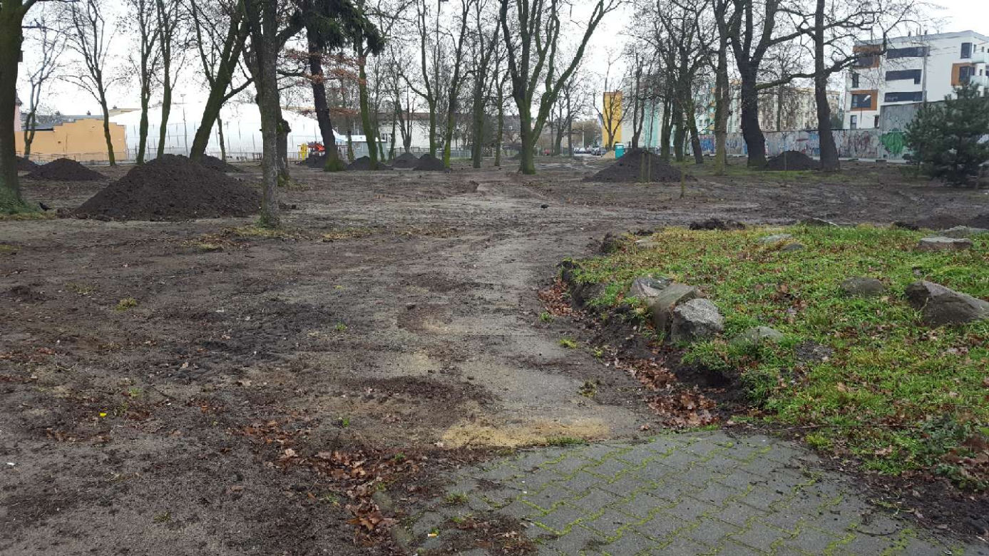 Tu na razie jest... Trwa modernizacja dwóch parków miejskich w Lesznie 