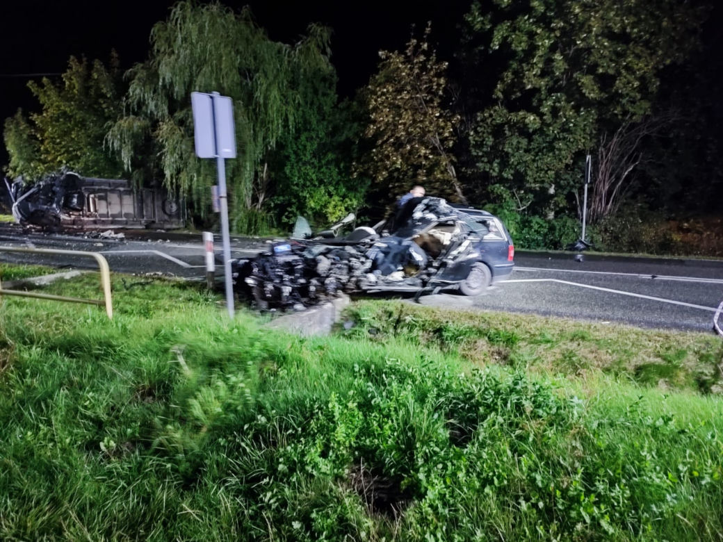 Czołowe zderzenie osobówki z busem w Strzelcach! Zginęła jedna osoba [ZDJĘCIA]