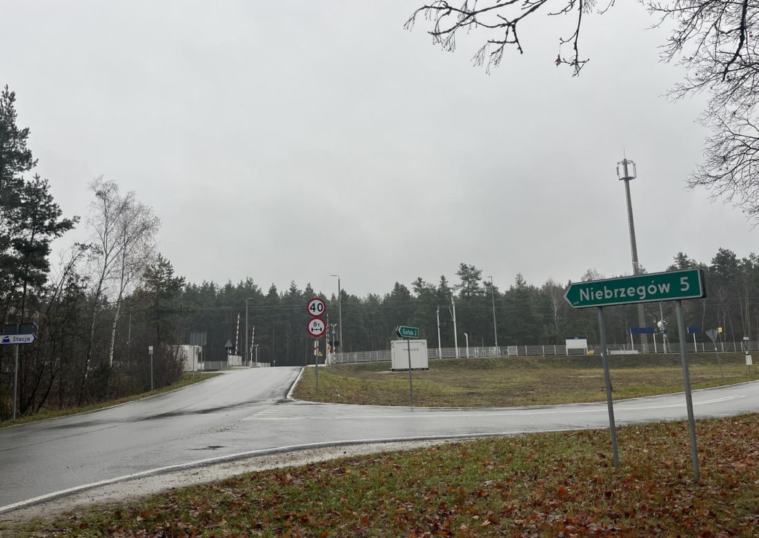 Uszkodzona trakcja i wybita szyba w pociągu. Służby badają tajemnicze zdarzenie