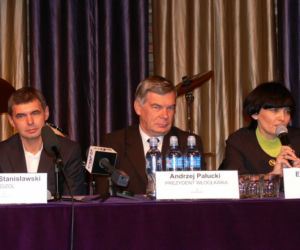 od lewej: Roman Stanisławski - prezes firmy Budizol Property, Andrzej Pałucki - prezydent Włocławka, Elwira Stanisławska - również prezes Budizol Property