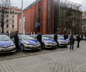 Komenda Miejska Policji w Krakowie w hybrydowych radiowozach Toyoty