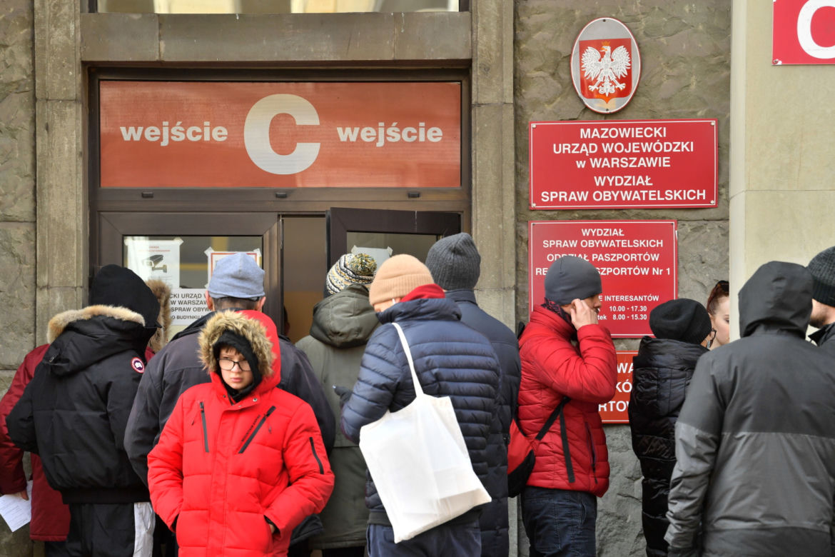 Gigantyczne kolejki po paszporty. Trzeba czekać miesiąc. Ministerstwo zapowiada zmiany! [FOTO]