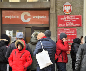Gigantyczne kolejki po paszporty. Trzeba czekać miesiąc. Ministerstwo zapowiada zmiany! [FOTO]