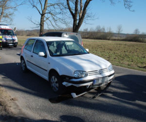 Niebezpieczny wypadek w Pomorskiem. 67-letni motocyklista zderzył się z dwoma autami