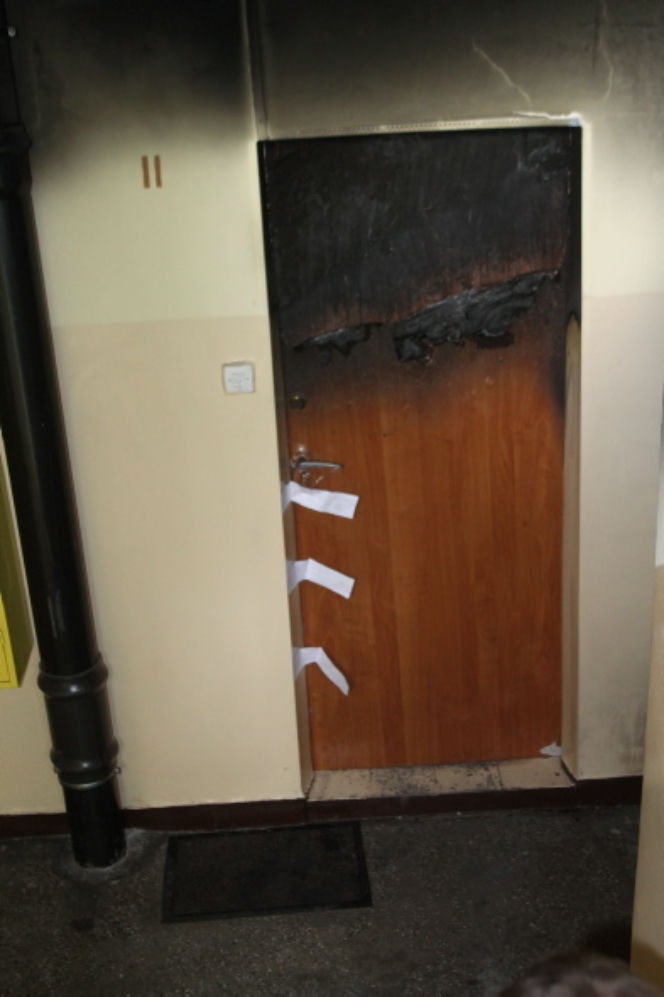 SYN PSYCHOL PODPALIŁ WŁASNĄ MATKĘ, POTEM DOBIŁ SIEKIERĄ