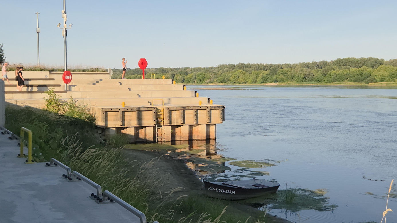 Bardzo niski stan Wisły w Fordonie w Bydgoszczy. Do rekordu brakuje kilkunastu centymetrów