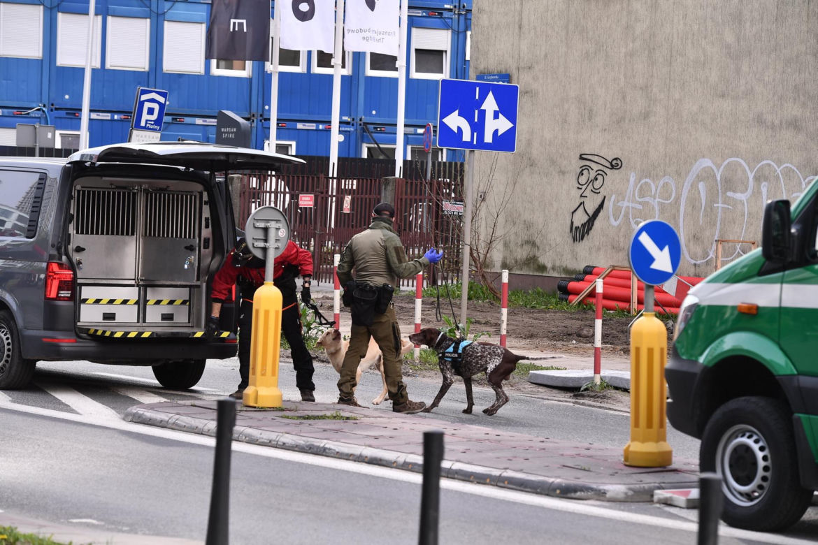 Ciała były zakopane na podwórku. Co się stało w kamienicy w Warszawie? Czy ciał może być więcej?
