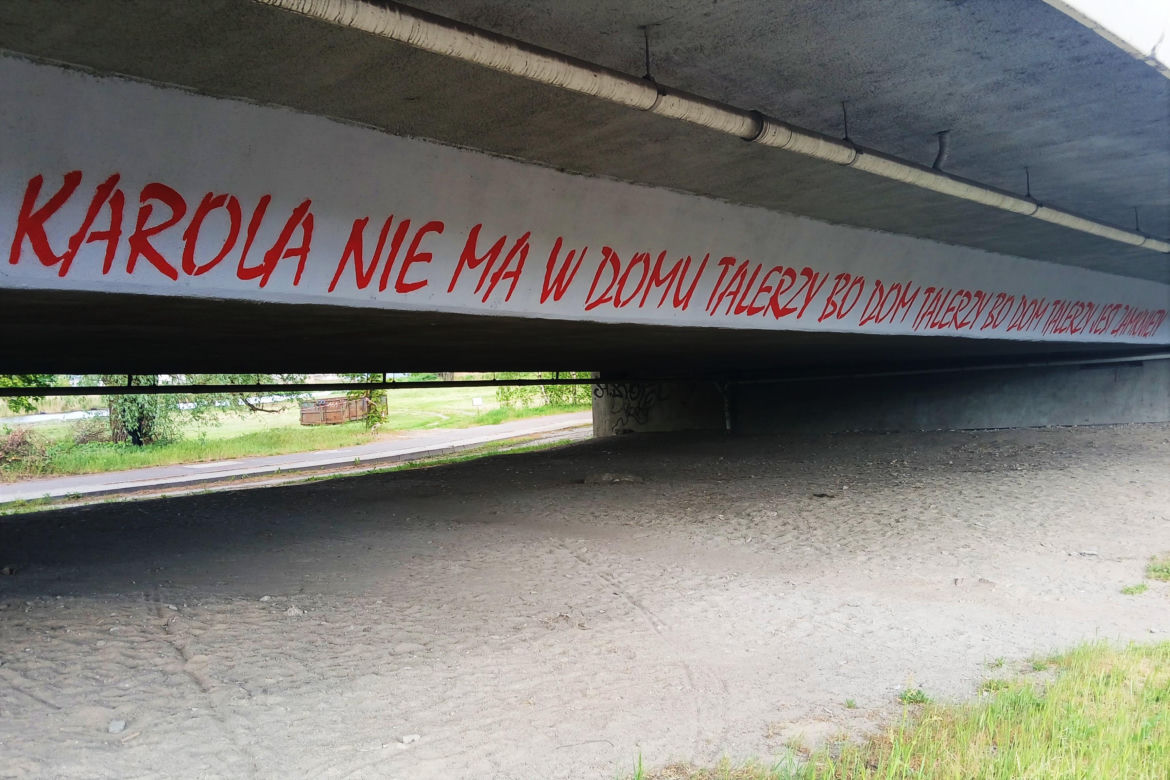 "Kultowy" napis "Karola nie ma w domu talerzy..." powrócił w nowej odsłonie